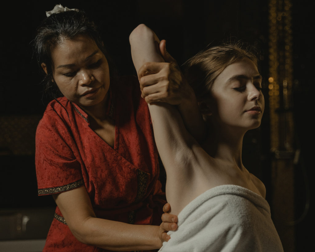 femme asiatique - massage - femme en serviette - étirement - france massage