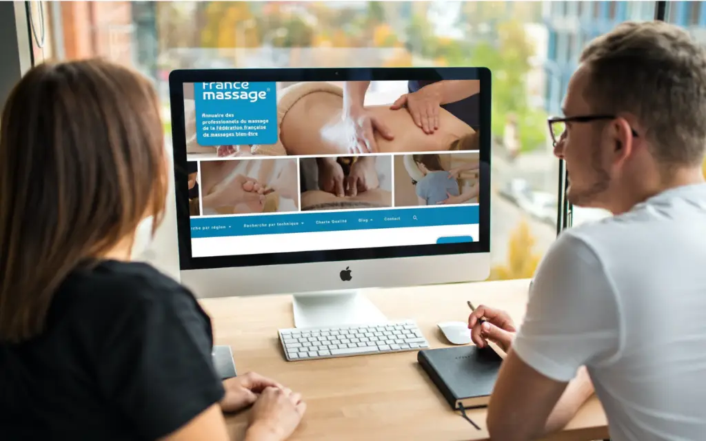 Interface France massage sur ordinateur et deux personnes