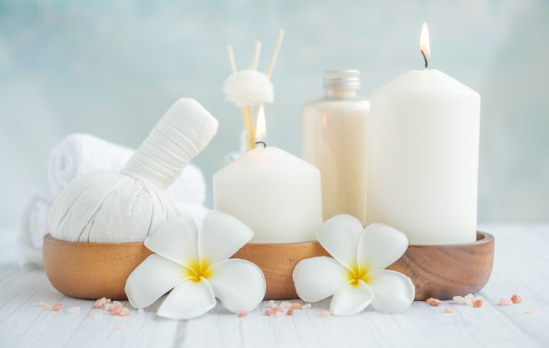 composition spa relaxant naturel table massage dans centre bien etre 1 768x488