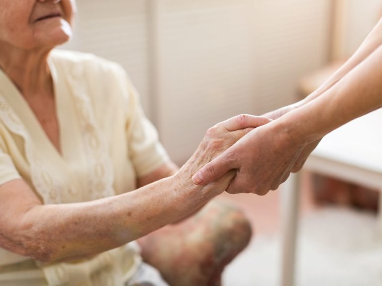 massage mains PERSONNES AGEES 768x576