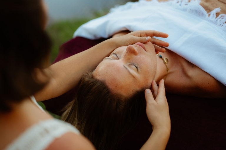 Photographe Artisan Entreprise Laetitia ROIRON Massage Ayurvedique Heloise 58 768x511